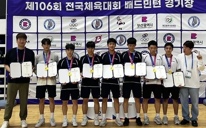 전국체전 배드민턴 남자 18세 이하부서 우승한 수원 매원고와 광명북고 선수단이 기념촬영을 하고 있다. 사진=매원고등학교