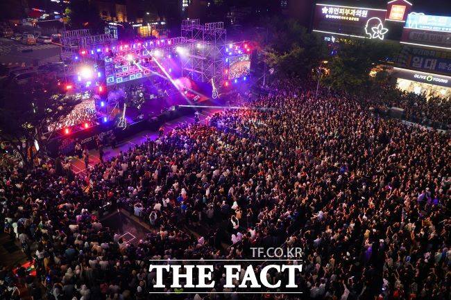 ‘페스티벌 광명’ 자우림 공연을 보는 관중들. /광명시