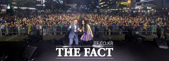 박승원 광명시장이 ‘페스티벌 광명’에서 광명음악명예의전당에 헌액한 한영애와 기념사진을 촬영하고 있다. /광명시