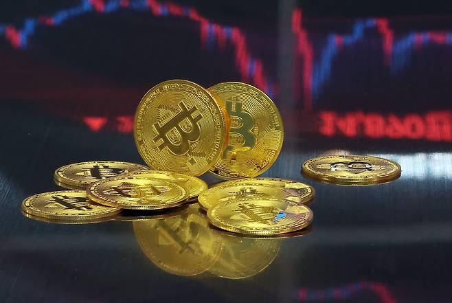 서울 강남구 서초구 빗썸라운지 강남본점에서 비트코인 모형이 놓인 바닥에 코인 시세 그래프가 비치는 모습./뉴스1