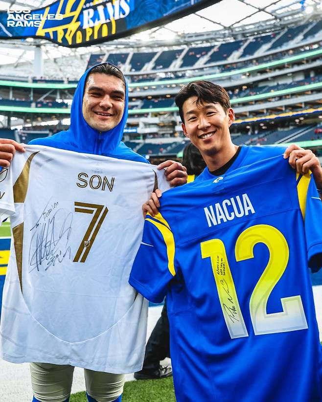 손흥민, 미국프로풋볼 NFL 램스 구장 방문. 뉴시스