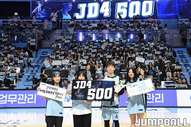 ▲팬들과 함께 기념한 500경기 연속 출전