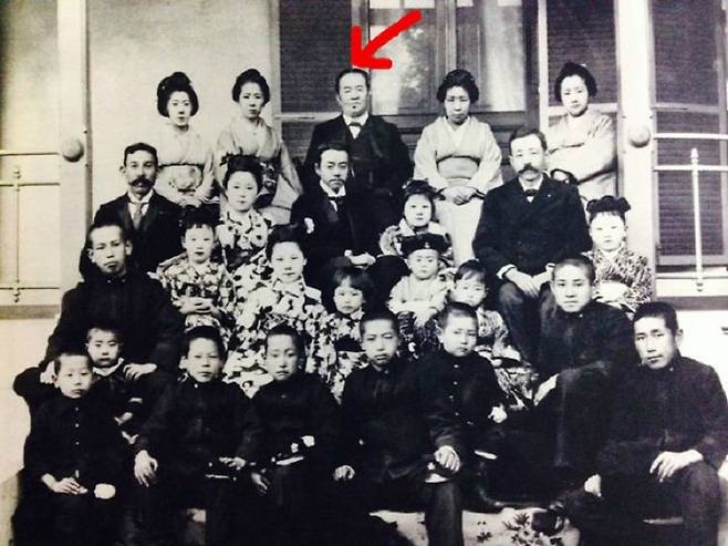 역사학자들은 시부사와가 자녀를 20~50명 둔 것으로 추정하고 있으나 일각에서는 100명 가까이 됐다는 설도 있다. 시부사와(화살표)는 정부들로부터 얻은 7명의 자식들과 그들의 배우자, 손자들을 합쳐 동족회를 만들기도 했다.