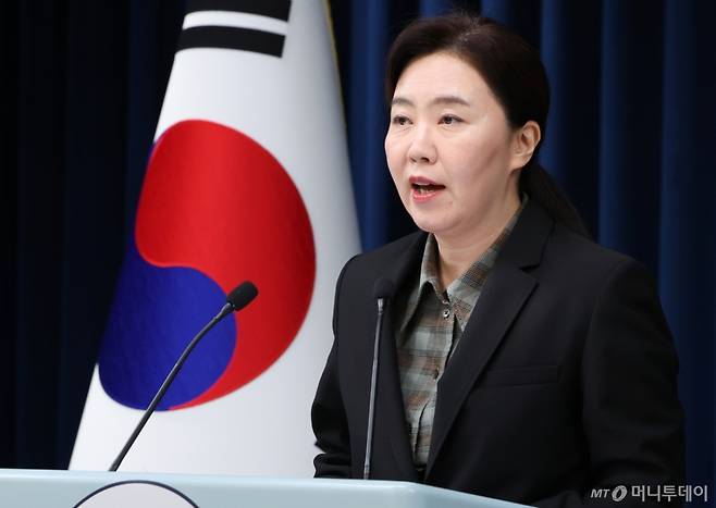 (서울=뉴스1) 허경 기자 = 강유정 대통령실 대변인이 2일 서울 용산 대통령실 청사에서 대통령 주재 수석 보좌관 회의 결과 및 장차관급 인선 관련 브리핑을 하고 있다. 2025.10.2/뉴스1 Copyright (C) 뉴스1. All rights reserved. 무단 전재 및 재배포, AI학습 이용 금지. /사진=(서울=뉴스1) 허경 기자