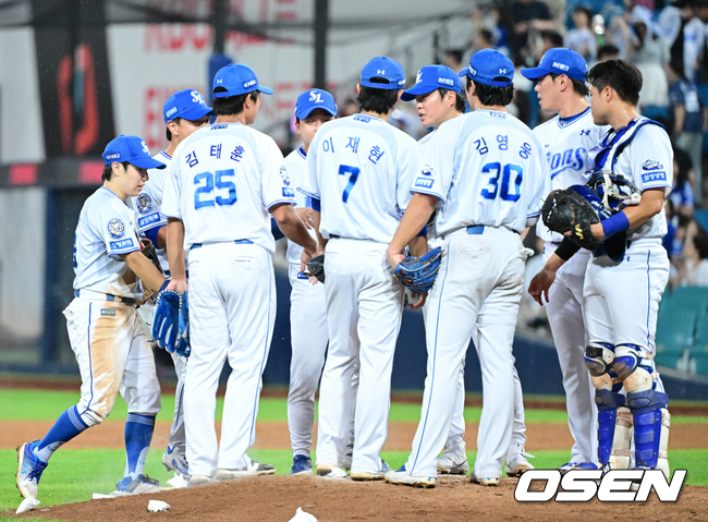 삼성 선수들이 승리후 하이파이브를 하고 있다./OSEN DB