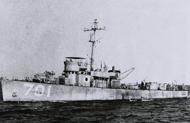 1949년 우리 해군이 도입한 ‘백두산함’. 제2차 세계대전 당시 미국에서 만들어진 구형 선박을 인수해 한국 해군 최초의 전함으로 탈바꿈시켰다. 1950년 6·25 전쟁 발발 후 부산 앞바다에서 북한군 600여명을 태운 무장 수송선을 격침하는 등 큰 공을 세웠다. 국방부 제공