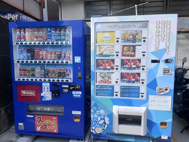 5일 도쿄 시내 한 거리의 자판기 풍경. 전통적인 음료 자판기 옆에 닭튀김, 냉동 생굴, 사과사탕 등 다양한 식품을 파는 이색 자판기가 설치돼 있다. 도쿄 명희진 특파원