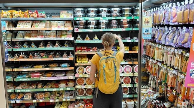 한 외국인 고객이 편의점 CU 명동역점에서 물건을 고르고 있다. BGF리테일 제공