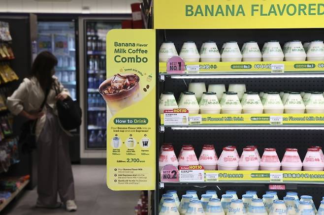 유통가 북적북적…中단체관광객 K팝앨범·푸드·뷰티 싹쓸이 - 명동의 한 편의점 모습. 연합뉴스