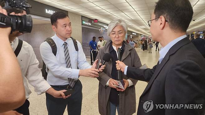 미국 입국한 강경화 신임 주미대사 (워싱턴=연합뉴스) 박성민 특파원 = 강경화 신임 주미대사가 4일(현지시간) 워싱턴DC 인근 덜레스 국제공항을 통해 미국에 입국, 취재진과 만나 대화하고 있다. 2025.10.5 min22@yna.co.kr