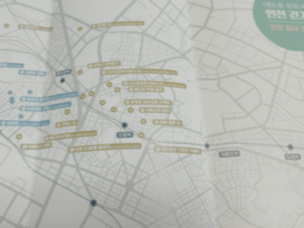 ‘철도원 삼대와 인천 걷기’ 속 답사 지도. 지도 이미지를 흐릿하게 처리했다.