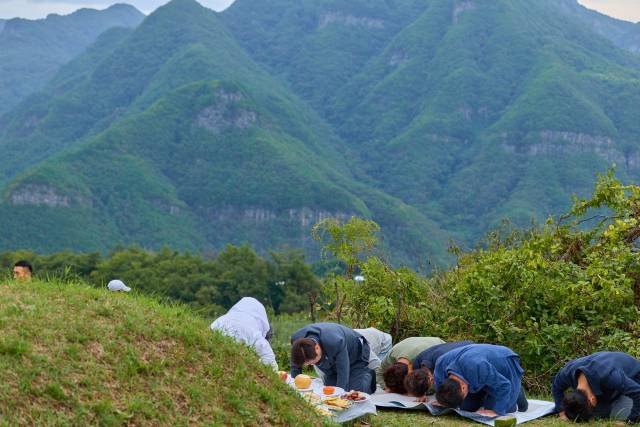 대통령실은 이재명 대통령과 김혜경 여사가 추석 당일인 6일 고향인 경북 안동을 방문한 모습을 SNS에 공개했다. 연합뉴스