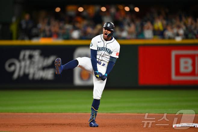 시애틀 매리너스 훌리오 로드리게스가 6일(한국시간) 열린 디트로이트 타이거스와 2025 MLB 아메리칸리그 디비전시리즈 2차전에서 8회말 1타점 2루타를 때려 팀의 3-2 승리를 이끌었다. ⓒ 로이터=뉴스1