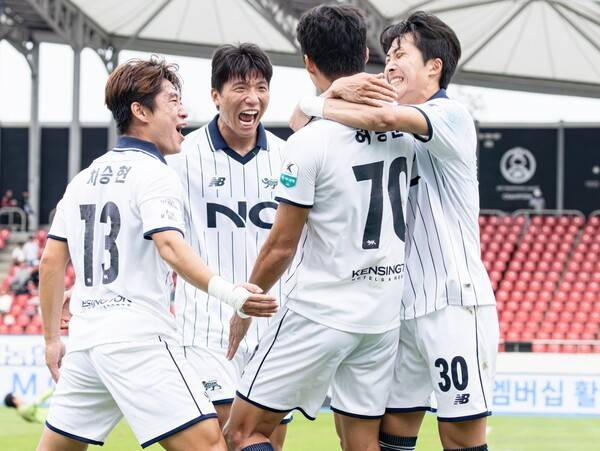 프로축구 K리그2 서울 이랜드 선수들이 골을 넣고 기뻐하는 모습. /사진=서울 이랜드