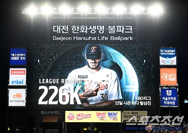 3일 대전 한화생명볼파크에서 열린 NC와 한화의 경기, 5회초 2사 1,2루 한화 폰세가 NC 천재환을 삼진으로 잡아내며 시즌 226 탈삼진을 기록해 단일 시즌 최다 탈삼진 기록을 달성했다. 전광판에 폰세의 기록에 대한 내용이 나타나고 있다. 대전=허상욱 기자wook@sportschosun.com/2025.09.03/