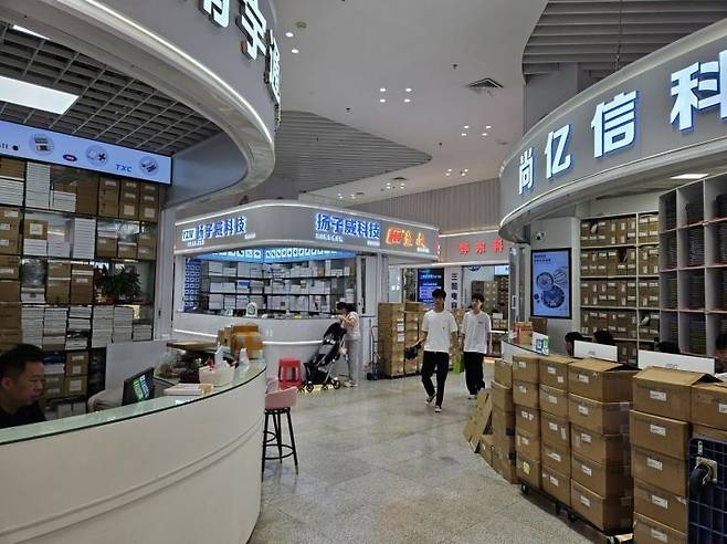 지난 8월18일 기자가 방문한 중국 선전시 푸톈구 화창베이 부품 상가 내부 상점 모습. 사진 박준이 기자.