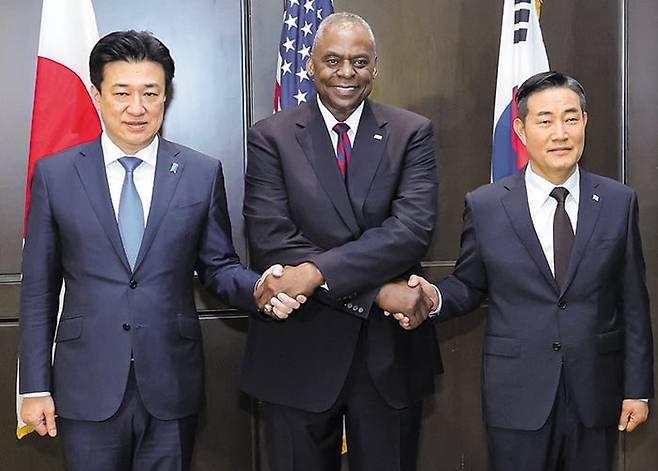 신원식(오른쪽부터) 국방장관, 로이드 오스틴 미 국방장관, 기하라 미노루 일본 방위대신이 지난달 2일 싱가포르에서 회담을 하기 앞서 기념 촬영을 하고 있다. /연합뉴스