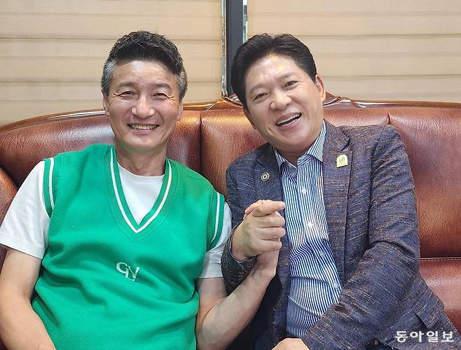 박상철 대한가수협회 회장(오른쪽)님 덕에 ‘인증 가수’ 됐다고 좋아하는 이범학. 신인가수 기분으로 절친 박상철과 찰칵. 유재영 기자 elegant@donga.com