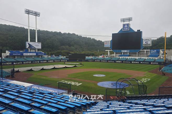 6일 대구 삼성라이온즈파크. 오전 9시경 대형 방수포를 깔기 시작했다. 대구=윤승재 기자