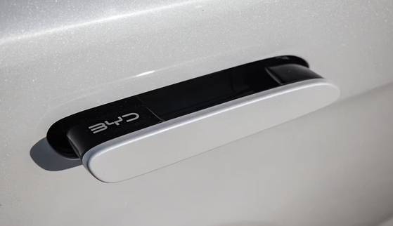 BYD 씨라이언7의 전자식 도어핸들. 운전자 접근시 돌출되는 형태다. 사진 BYD