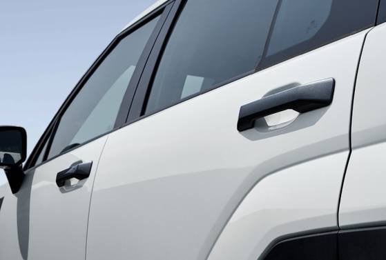 현대차 싼타페의 도어핸들은 기계식 돌출형 도어핸들이다. 현대차는 스포츠유틸리티차 대부분에 이같은 도어핸들을 적용한다. 사진 현대차