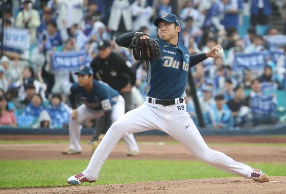 역투하는 구창모 (대구=연합뉴스) 김현태 기자 = 6일 대구 삼성라이온즈파크에서 열린 2025 KBO 포스트시즌 와일드카드 1차전 삼성 라이온즈와 NC 다이노스의 경기. NC 선발투수 구창모가 1회말 역투를 하고 있다. 2025.10.6 mtkht@yna.co.kr (끝) 〈저작권자(c) 연합뉴스, 무단 전재-재배포, AI 학습 및 활용 금지〉