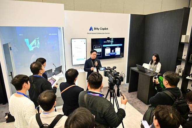삼성SDS 직원이 브리티 코파일럿을 설명하고 있다. 한경DB