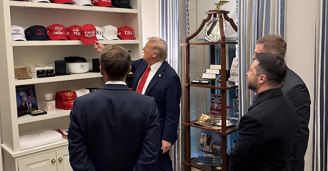 도널드 트럼프 미국 대통령이 지난 8월18일(현지시간) 워싱턴 백악관 웨스트윙에 마련된 굿즈 공간에서 유럽 정상들과 볼로디미르 젤렌스키 우크라이나 대통령에게 ‘4 YEARS MORE’(4년 더)이 쓰여 있는 모자를 보여주고 있다. 마고 마틴 백악관 공보 고문 엑스 갈무리