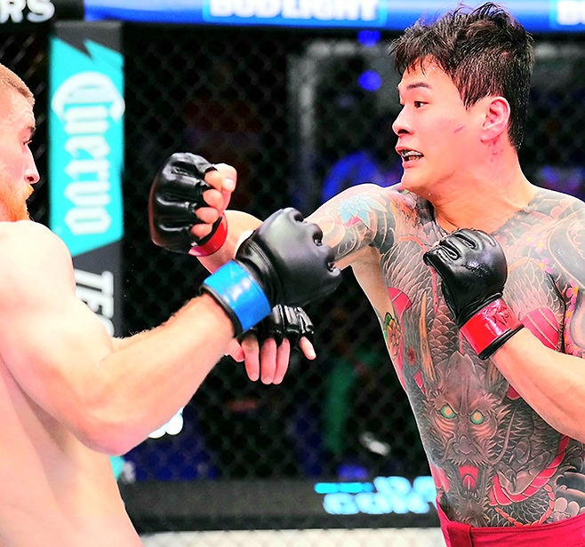 로드FC 챔피언 황인수가 2025년 9월 데이나 화이트 UFC 회장 겸 CEO가 직접 주최하는 오디션 Contender Series 시즌9 6주차 미들급 경기에서 리얼리티프로그램 The Ultimate Fighter 시즌32 준결승 패디 매코리를 공격하고 있다. 사진=TKO