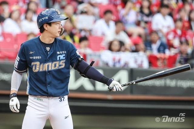 햄스트링 통증으로 와일드카드 결정전 1차전을 일찍 마친 박건우. 사진=NC 제공