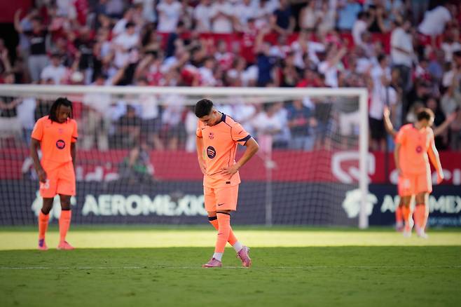 바르셀로나 선수들이 6일 세비야전에서 1-4로 패한 뒤 고개를 떨구고 있다. AP연합뉴스