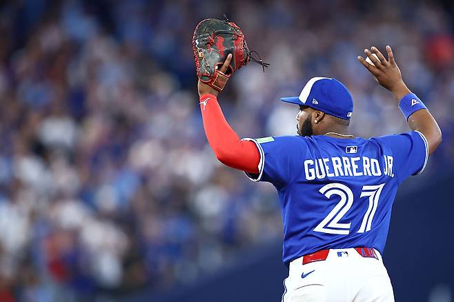 토론토 블루제이스 블라디미르 게레로 주니어가 6일 캐나다 온타리오주 토론토 로저스 센터에서 열린 2025 미국 메이저리그(MLB) 아메리칸리그 디비전시리즈(ALDS·5전3승제) 2차전에서 뉴욕 양키스전에서 팀 승리가 확정된 뒤 두 팔을 들어 기뻐하고 있다. 게티이미지코리아