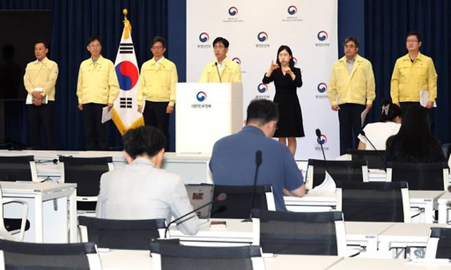 ▲ 김민재 중앙재난안전대책본부 1차장(행안부 차관)이 1일 정부세종청사 민원동 공용브리핑실에서 국가정보자원관리원 행정정보시스템 화재 관련 중대본 브리핑을 하고 있다. /연합뉴스