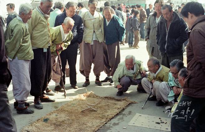1983년 윷놀이를 즐기는 어르신들 모습. 대전찰칵 제공