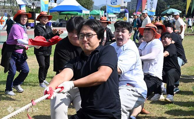 민속대제전에서 고장을 대표하는 선수들이 줄다리기를 하고 있다. 이성희 기자