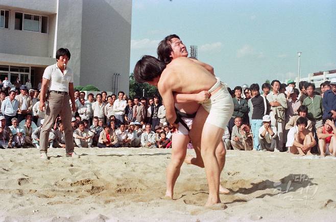 야외에서 벌어진 씨름 대회. 대전찰칵 제공