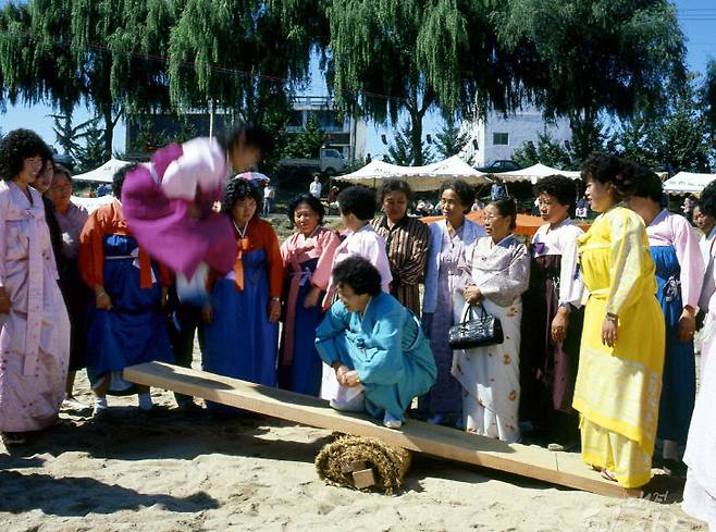 강변에서 널뛰기를 즐기는 여성들의 모습. 대전찰칵 제공