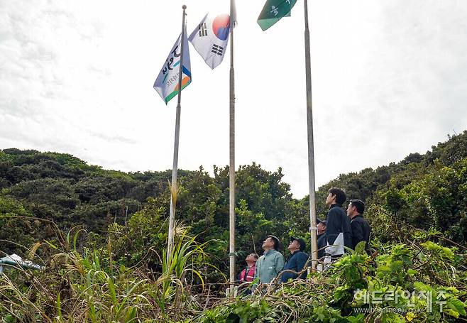 지난 30일 사수도에 내걸린 제주도기(旗). 오영훈 제주도지사는 이날 사수도를 방문해 직접 제주도기를 게양했다.