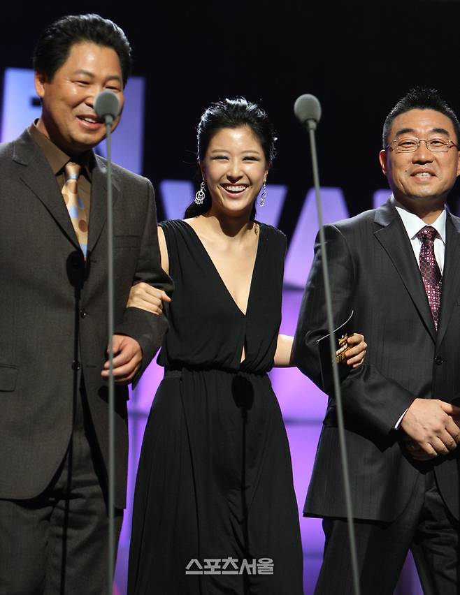 지난 2007년 12월 11일 골든글러브 포수 무문 수상을 위해 무대에 올라오는 이만수(왼쪽)와 최동원. 사진 | 스포츠서울 DB