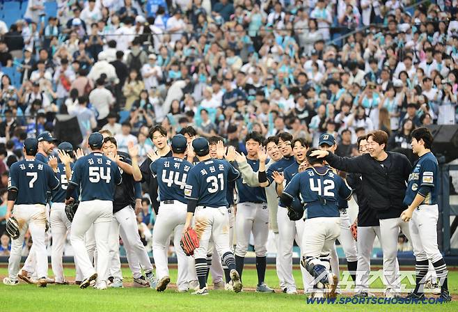 NC가 삼성에 4대 1로 승리했다. 경기 종료 후 승리의 기쁨을 나누고 있는 NC 선수들.