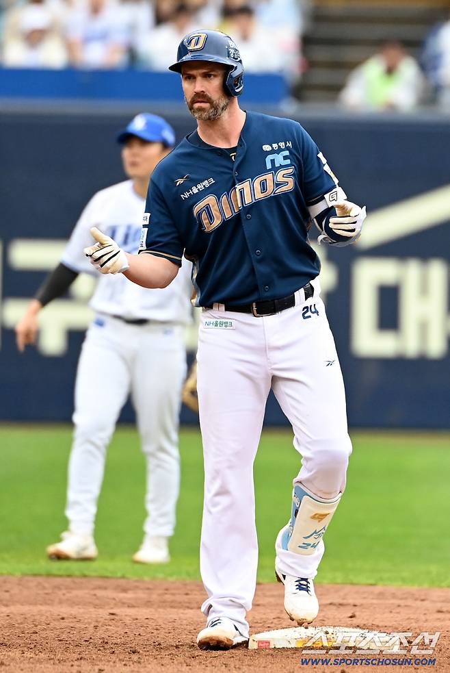 5회초 2사 1,3루 NC 데이비슨이 1타점 2루타를 치고 기뻐하고 있다.