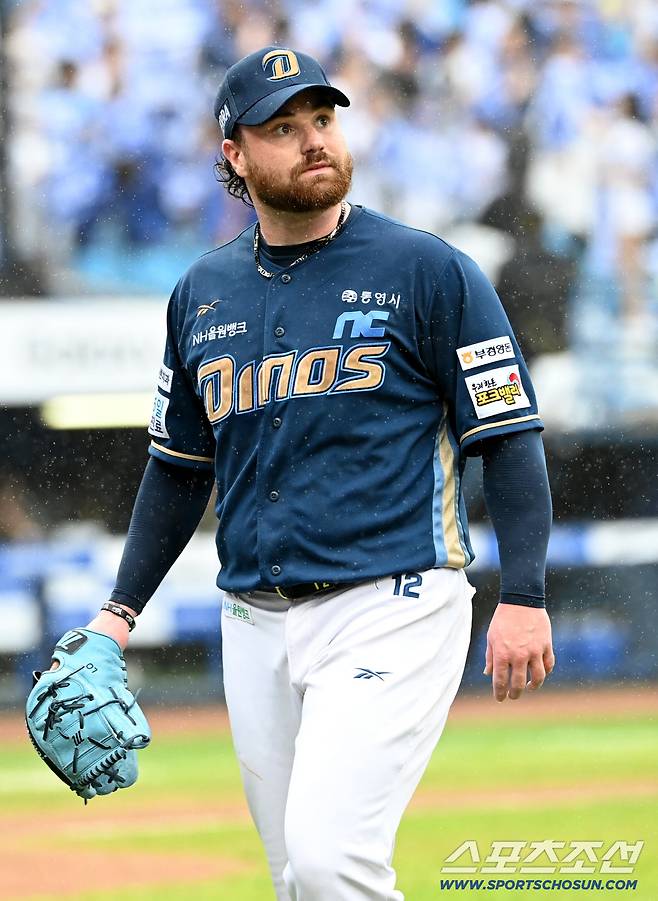 7일 대구삼성라이온즈파크에서 열린 NC와 삼성의 와일드카드 2차전, 1회말 투구를 마친 NC 로건이 더그아웃으로 향하고 있다. 대구=허상욱 기자wook@sportschosun.com/2025.10.07/