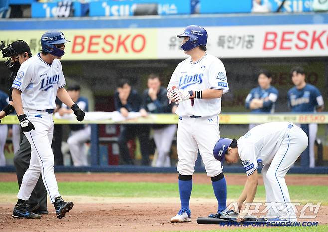 7일 대구 삼성라이온즈파크에서 열린 NC와 삼성의 와일드카드 2차전. 1회말 2사 만루. 밀어내기 볼넷으로 타점을 올린 삼성 강민호. 대구=송정헌 기자songs@sportschosun.com/2025.10.07/