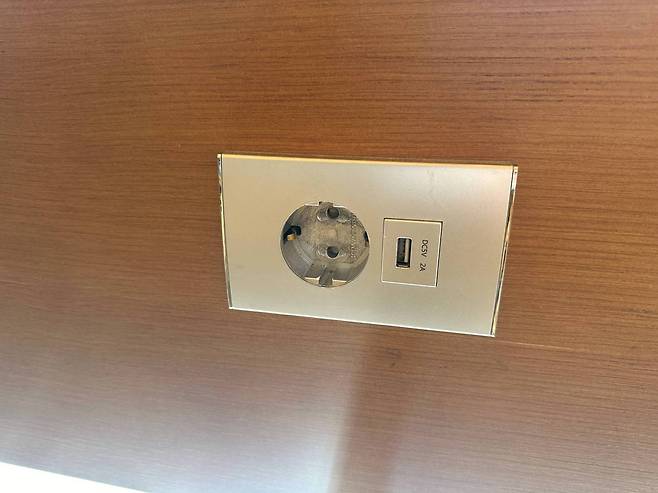 USB 포트가 아닌 콘센트를 사용해 충전하자 / 출처=IT동아