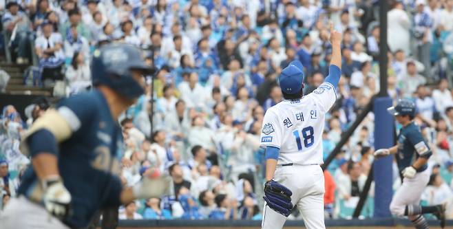 대구 삼성라이온즈파크에서 7일 열린 2025 KBO 포스트시즌 와일드카드 2차전 삼성 라이온즈와 NC 다이노스의 경기에서 삼성 선발투수 원태인이 4회 초 NC 오영수의 높이 뜬 타구를 가리키고 있다. 연합뉴스