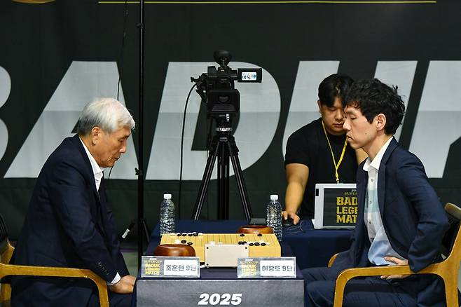 이창호 9단(오른쪽)이 조훈현 9단과의 ‘사제대결’로 벌어진 1국에서 승리를 거뒀다. 한국기원