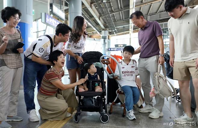 (부산=뉴스1) 윤일지 기자 = 추석 연휴를 하루 앞둔 2일 오후 부산 동구 부산역에 마중 나온 할아버지와 할머니가 일찍 귀성한 아들 부부와 손주를 반기며 환하게 웃고 있다. 2025.10.2/뉴스1 Copyright (C) 뉴스1. All rights reserved. 무단 전재 및 재배포, AI학습 이용 금지. /사진=(부산=뉴스1) 윤일지 기자