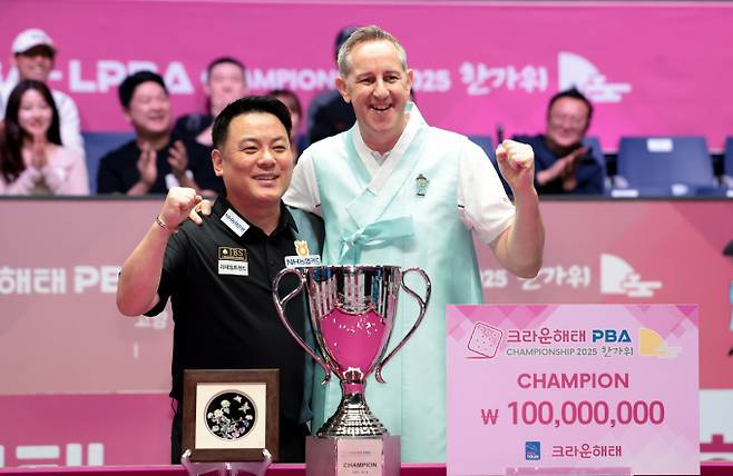 에디 레펀스가 PBA 두 번째 우승을 차지한 소감을 전했다. 사진은 지난 6일 경기 고양킨텍스 PBA스타디움에서 열린 2025-26시즌 5차 투어 크라운해태 PBA-LPBA 챔피언십 한가위 PBA 결승전에서 준우승을 차지한 조재호(오른쪽)와 우승자 에디 레펀스의 모습. /사진=프로당구협회(PBA) 제공