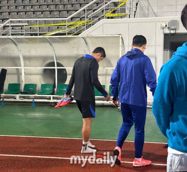 7일 고양종합운동장 보조경기장에서 진행된 축구대표팀 훈련 중 부상을 당한 황희찬/최병진 기자