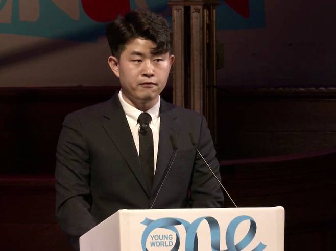 지난 2019년 영국 런던에서 열린 세계 젊은 지도자 정상회의(One Young World Summit) 단상에 오른 김금혁 씨. 김씨는 영어로 전달한 연설에서 “엄마, 아빠 미안해요. 멈추지 않을게요”라고 말했다.